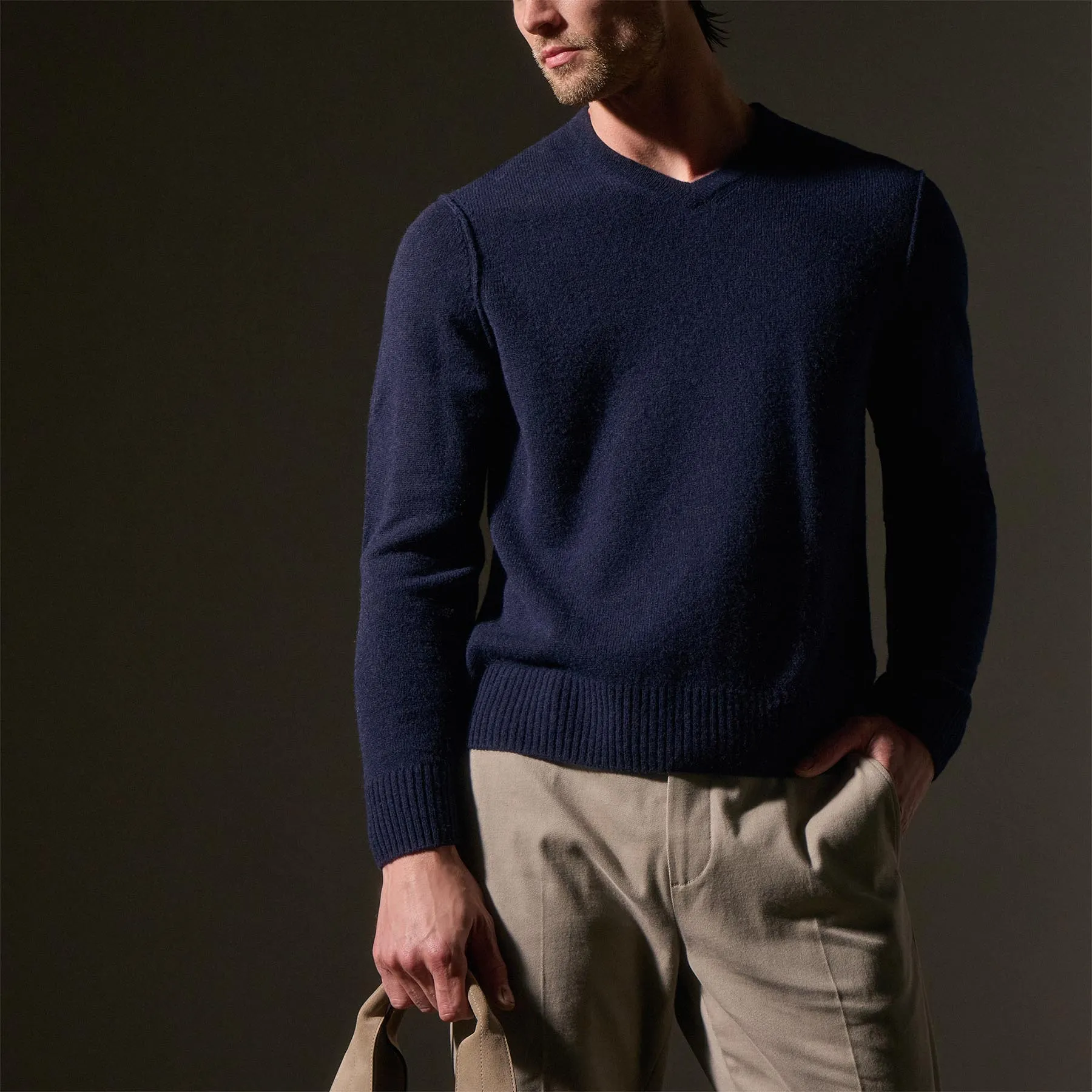 Soft Featherweight Cashmere V Neck - Navy